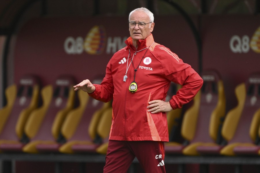 Claudio Ranieri dà indicazioni ai suoi durante l'allenamento di ieri a Trigoria