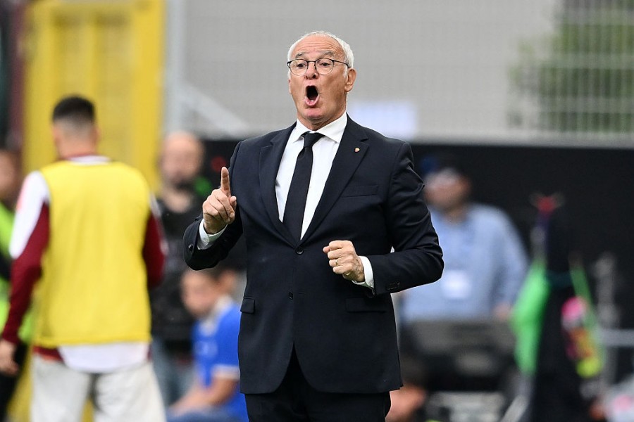 Claudio Ranieri dà indicazioni ai suoi a San Siro
