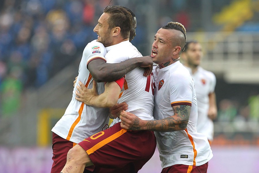 Francesco Totti abbracciato dai compagni dopo il gol del 3-3