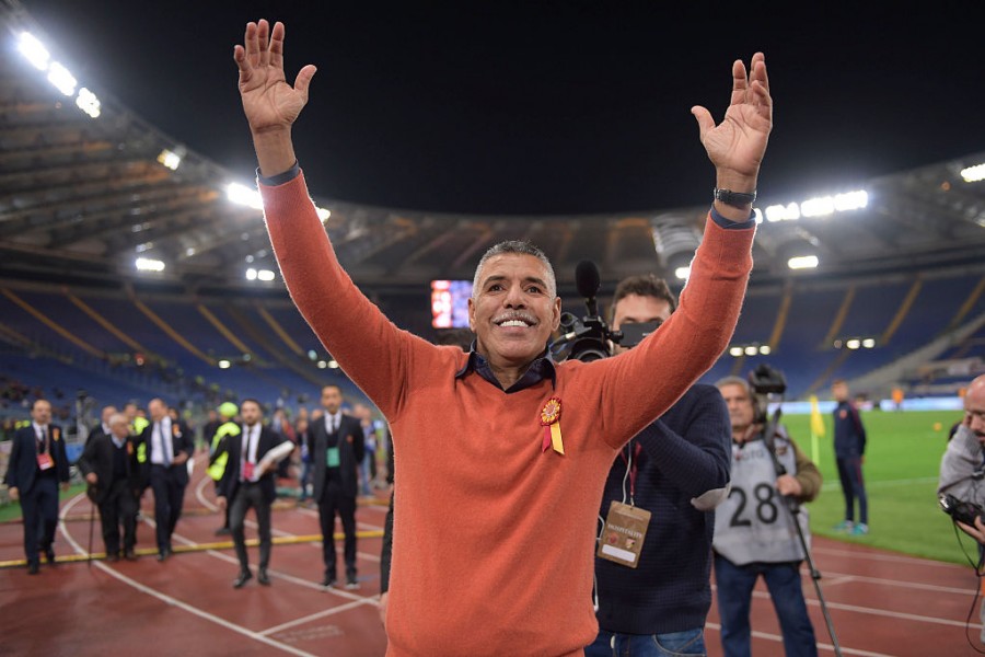 Cerezo sotto la Sud nel 2016, in occasione del suo ingresso nella Hall of Fame