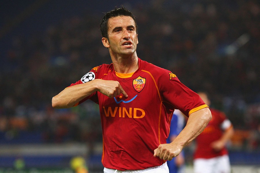 Christian Panucci esulta dopo il gol al Chelsea nel 3-1 del 4 novembre 2008