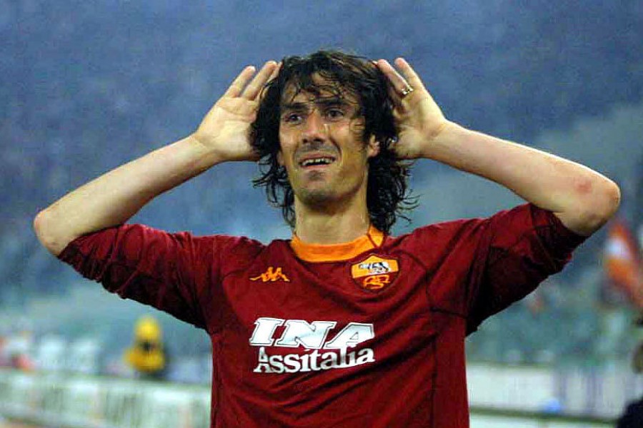 Marco Delvecchio mostra le orecchie, la sua celebre esultanza dopo un gol