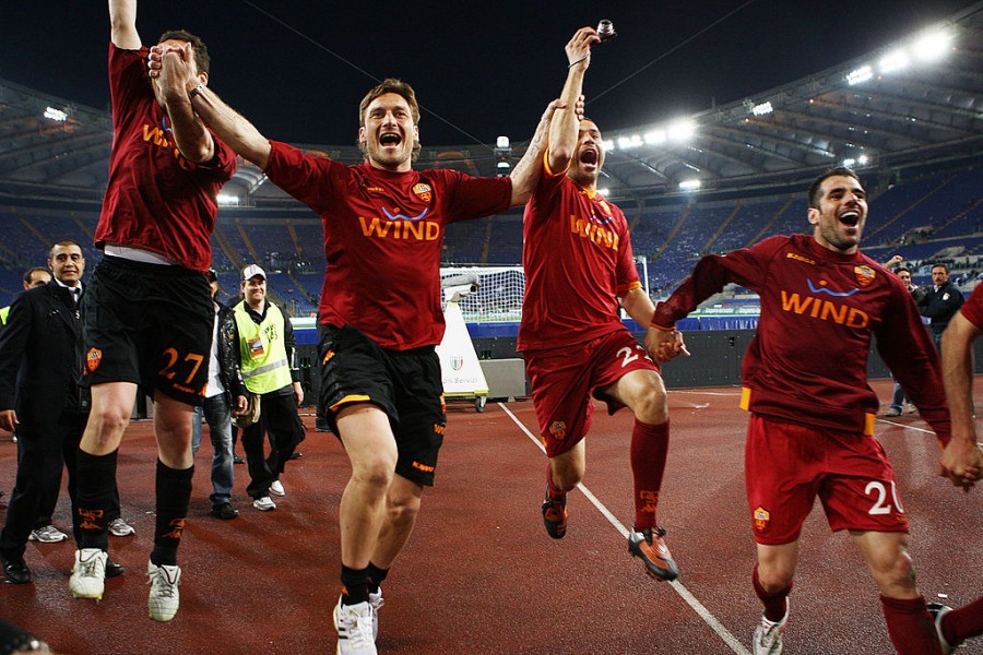 Totti e compagni esultano sotto la Sud dopo il successo