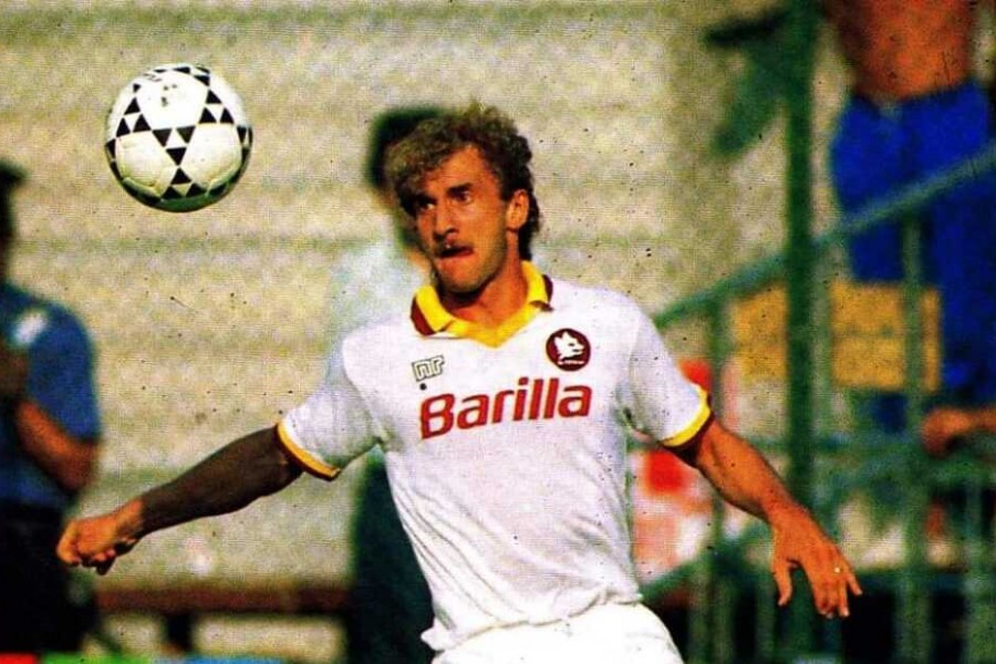 Rudi Voeller in azione con la maglia giallorossa