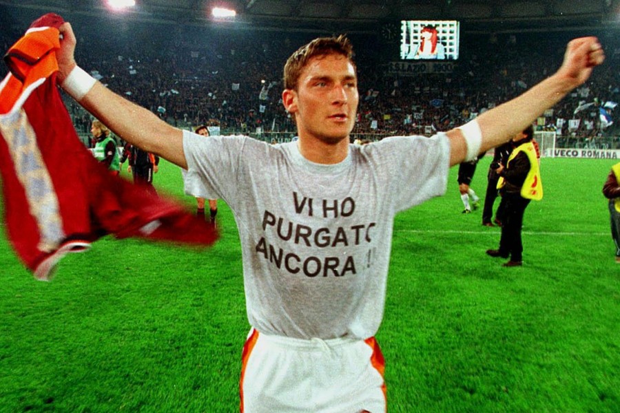 Totti festeggia a fine gara mostrando la maglia realizzata per l'occasione