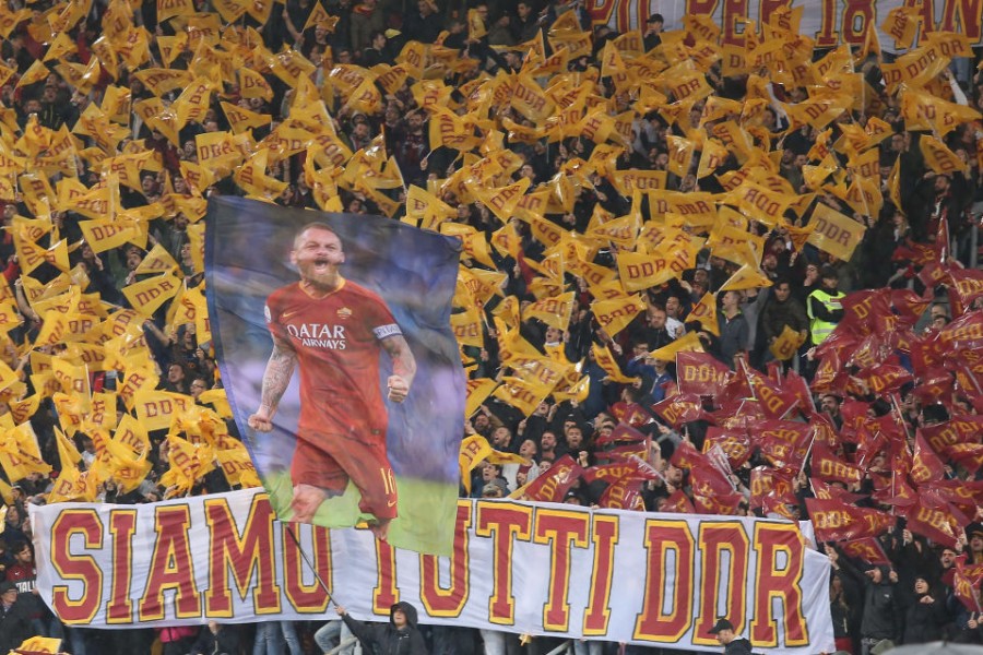 La coreografia della Curva Sud per De Rossi