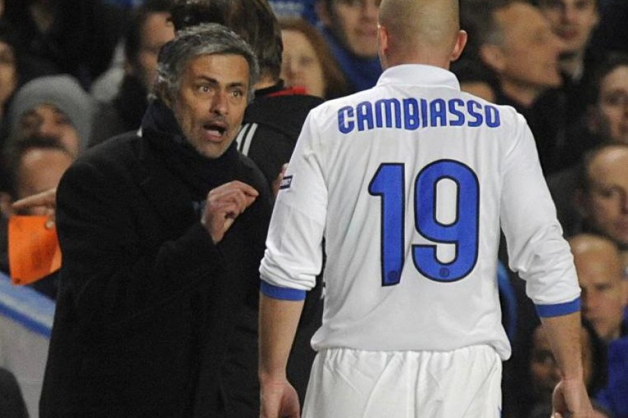 Cambiasso e Mourinho durante una partita