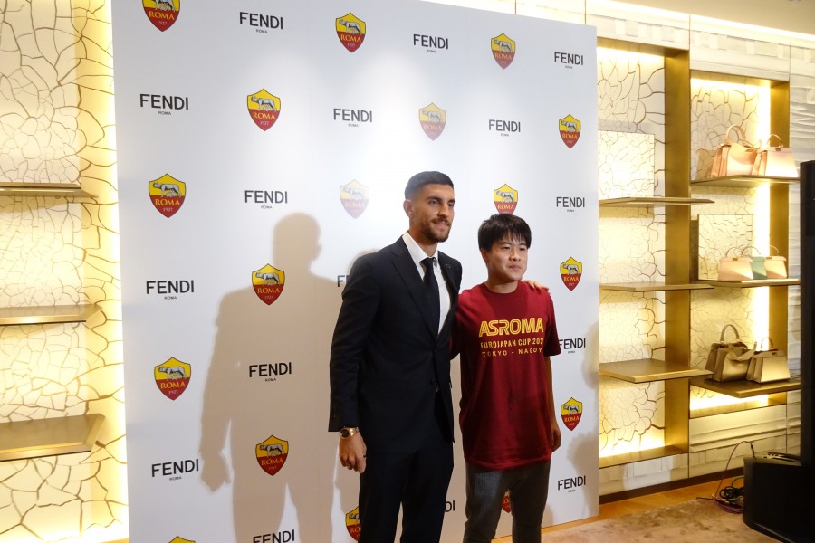 Pellegrini e un tifoso nella boutique di Fendi a Tokyo