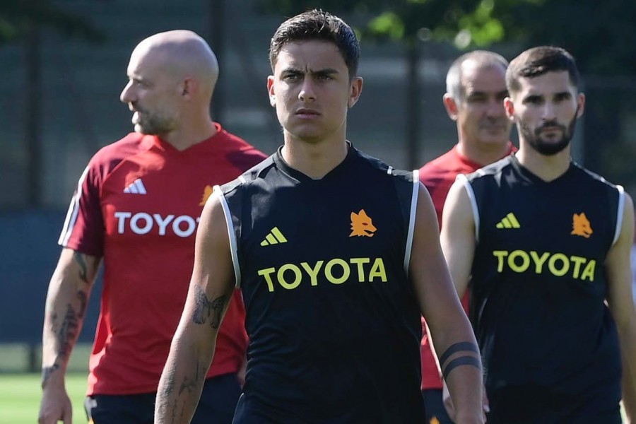 Paulo Dybala in campo a Trigoria