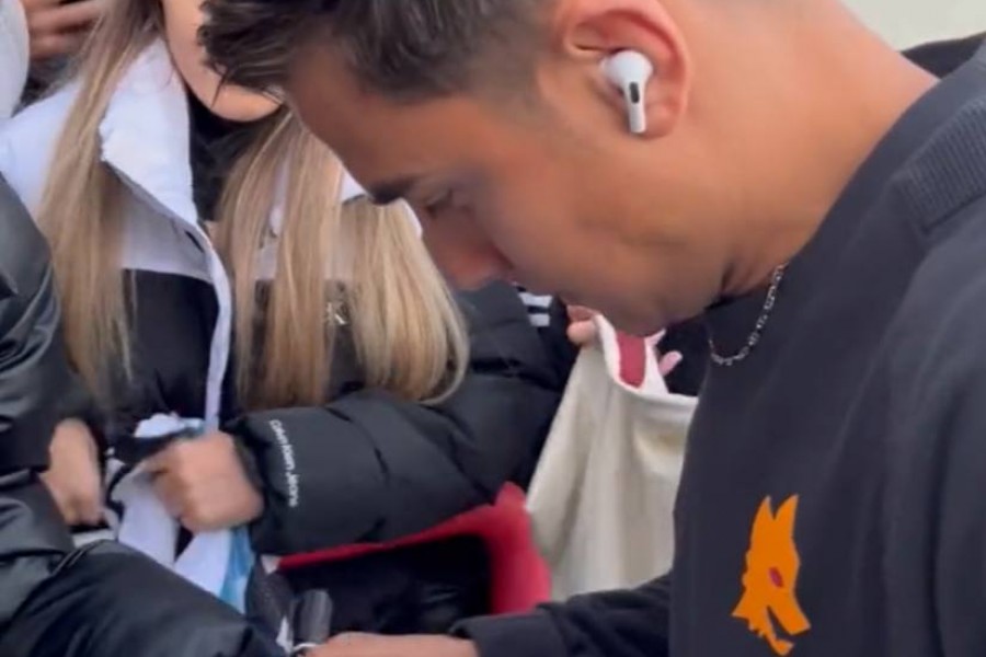 Dybala firma gadget e magliette prima della partenza