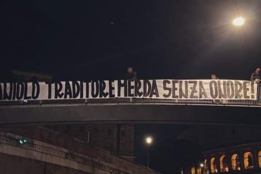 Il duro striscione apparso al Colosseo contro Zaniolo