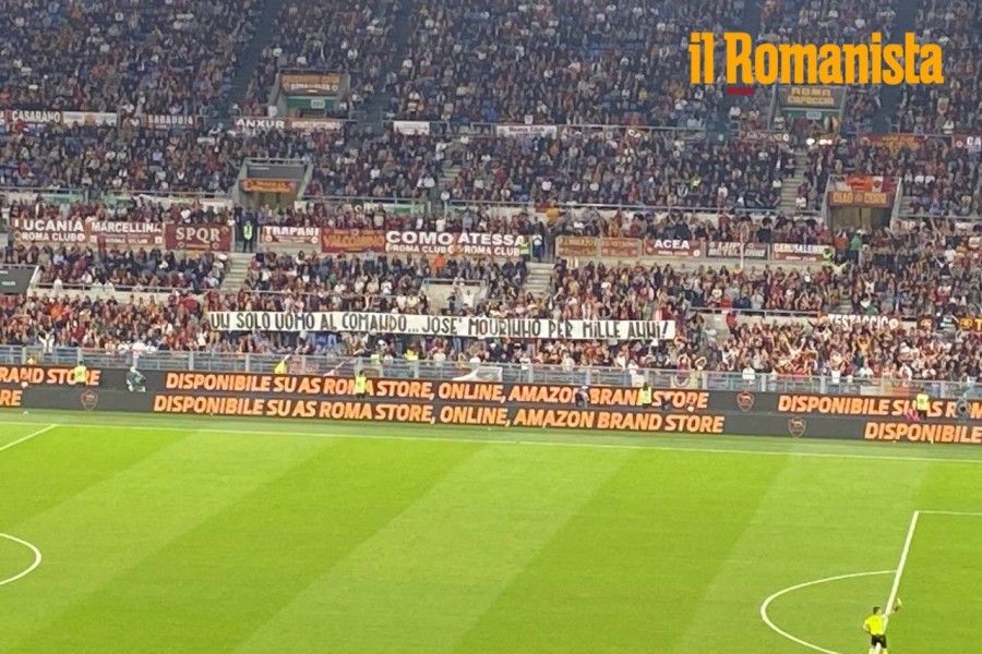 Striscione per Mourinho durante Roma-Spezia