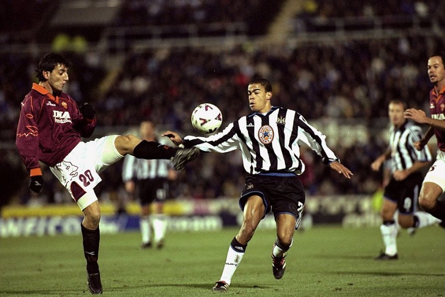 Amedeo Mangone in azione contro il Newcastle United
