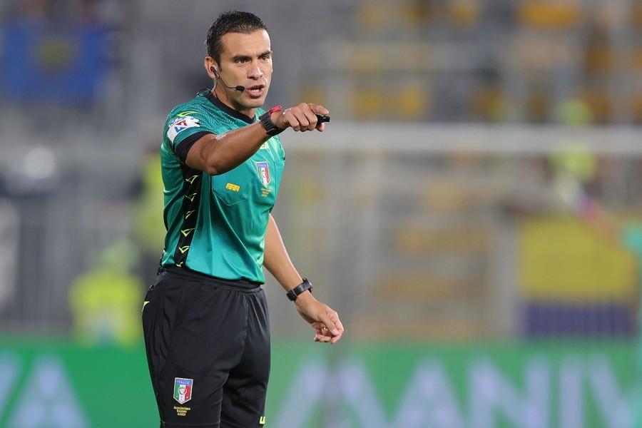 L'arbitro Piccinini in campo durante Spezia-Udinese