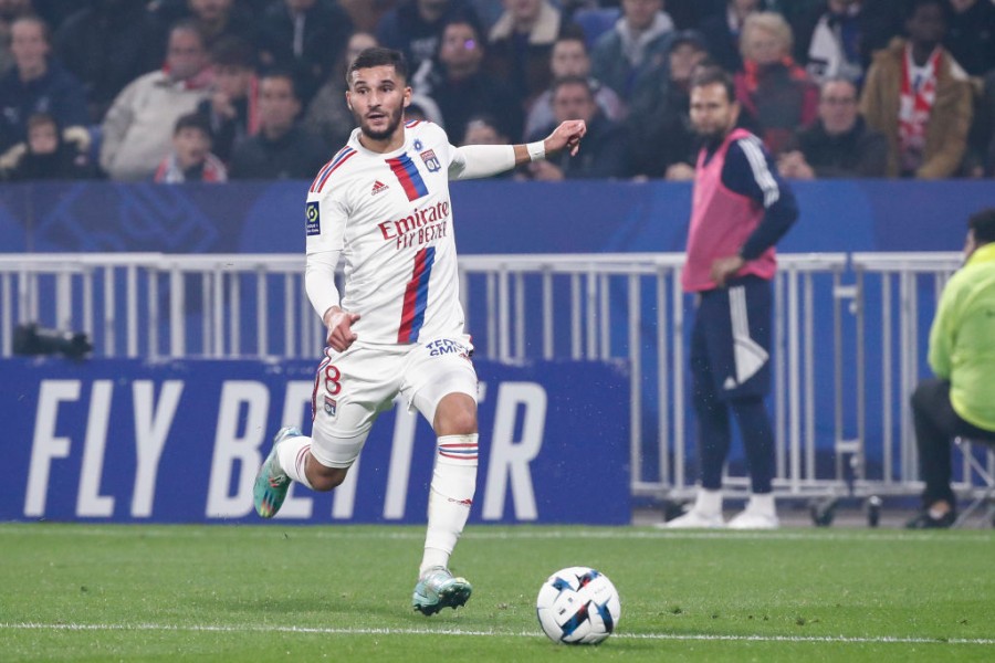 Houssem Aouar in campo con la maglia del Lione