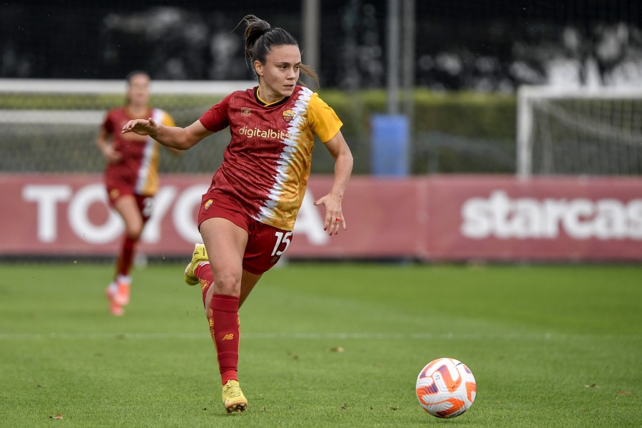 Annamaria Serturini con la maglia della Roma