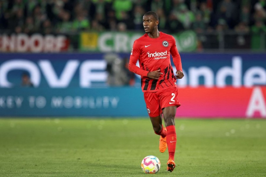 Evan Ndicka durante una partita dell'Eintracht Francoforte