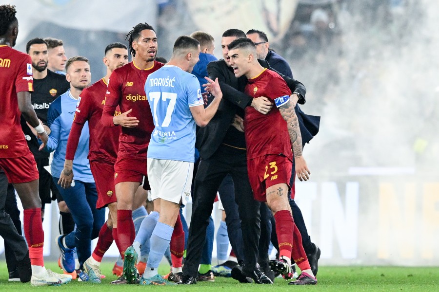 Il faccia a faccia tra Marusic e Mancini al termine del derby (Getty Images)