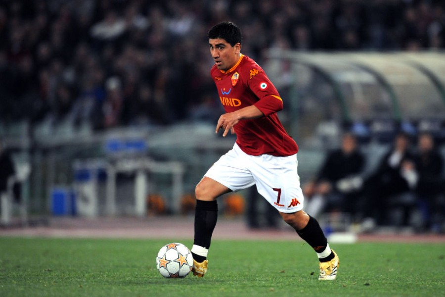 David Pizarro in campo con la Roma 