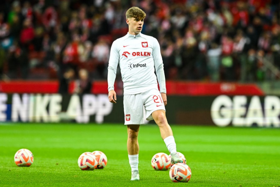 Nicola Zalewski durante durante il riscaldamento con la nazionale polacca