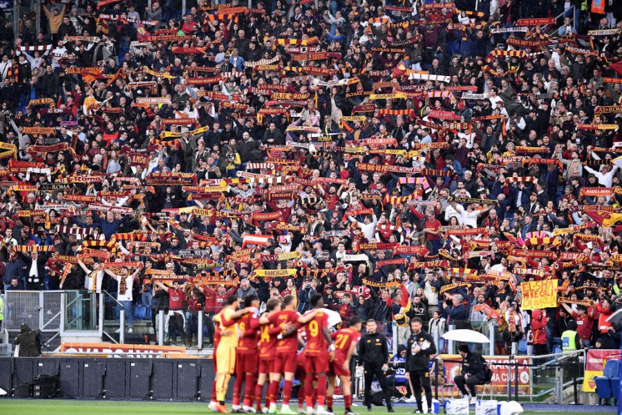 La Roma davanti ai suoi tifosi in occasione della partita contro la Sampdoria