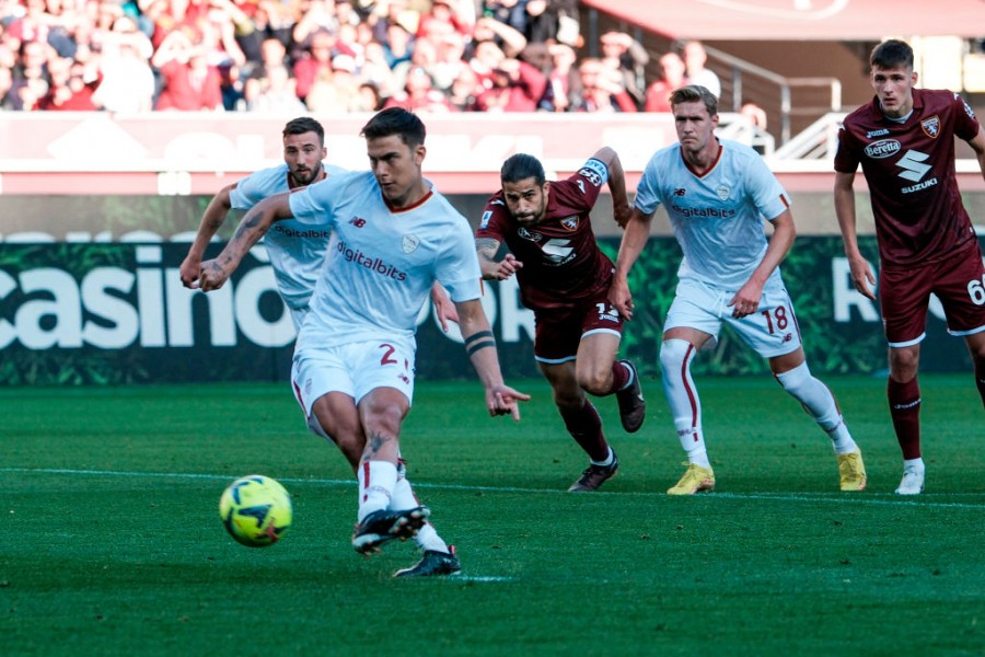 Il rigore trasformato da Dybala in Torino-Roma 0-1