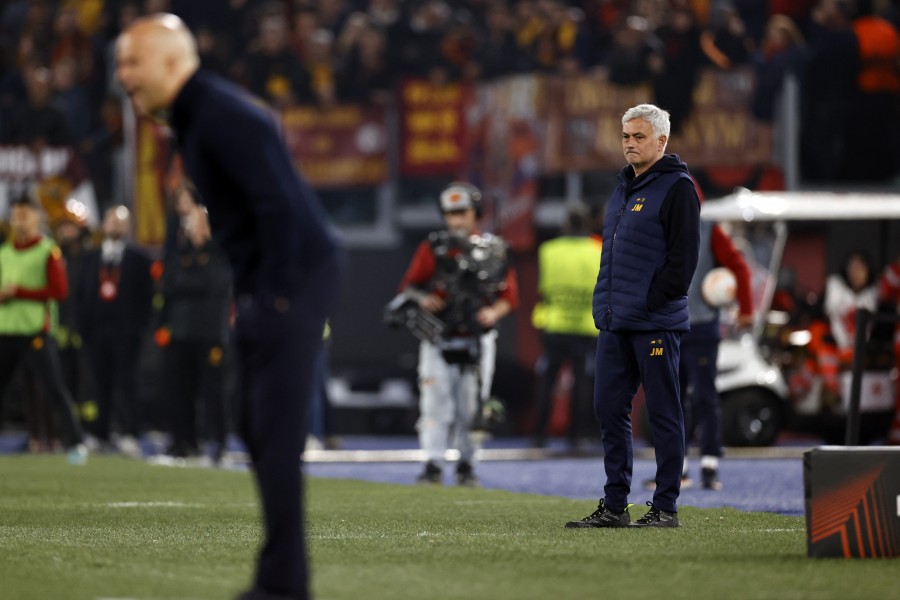Mourinho e Slot durante Roma-Feyenoord