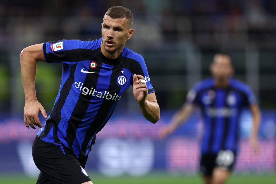 Dzeko in campo con la maglia dell'Inter