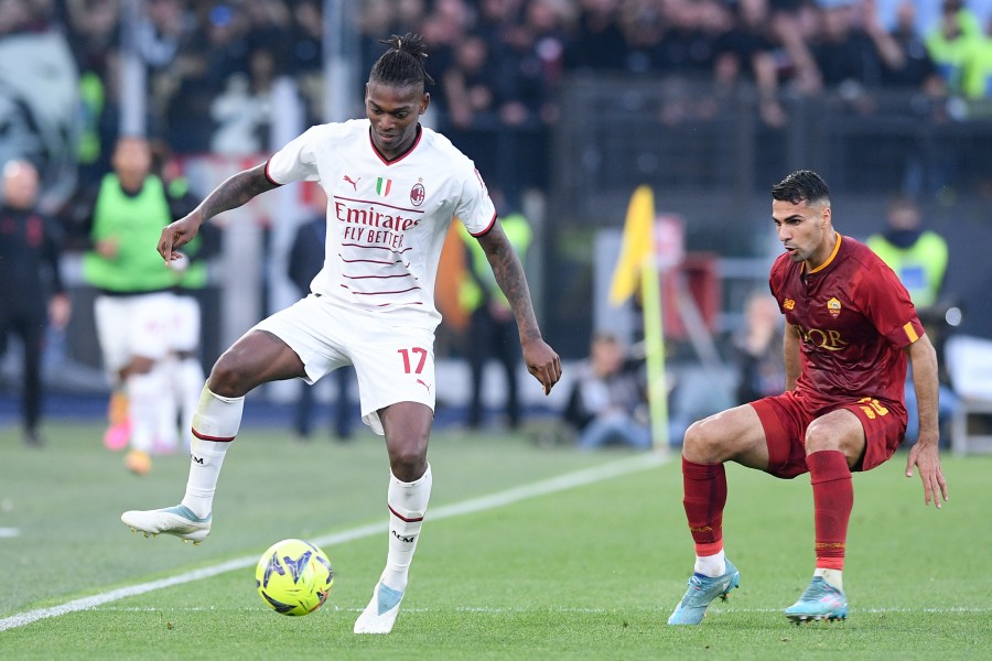 Rafa Leao in azione contro la Roma: Celik in marcatura