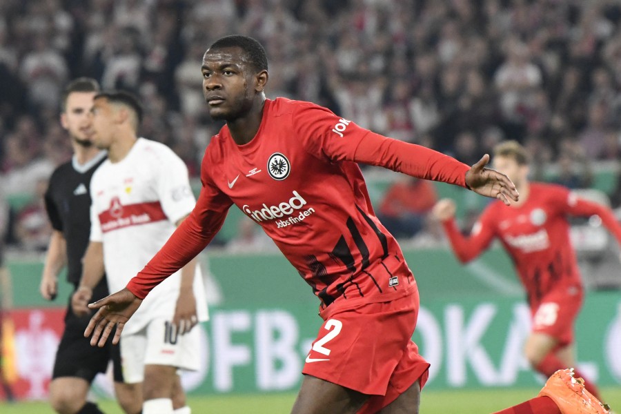 Evan N'Dicka con la maglia dell'Eintracht Francoforte