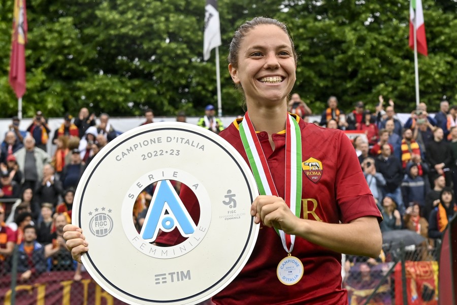 Manuela Giugliano che festeggia lo scudetto