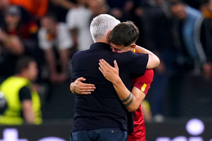 Mourinho e Paulo Dybala piangono al termine della finale