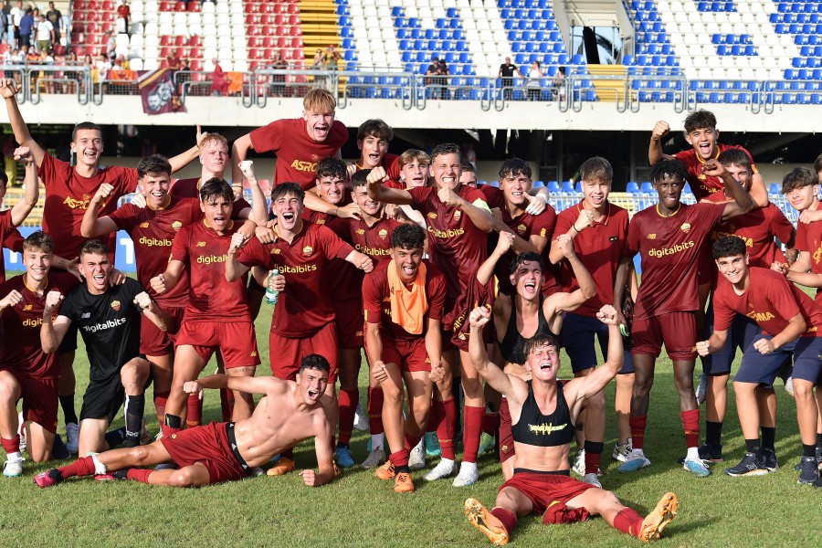 Ragazzi dell'Under 17 che esultano dopo la vittoria in semifinale con il Milan