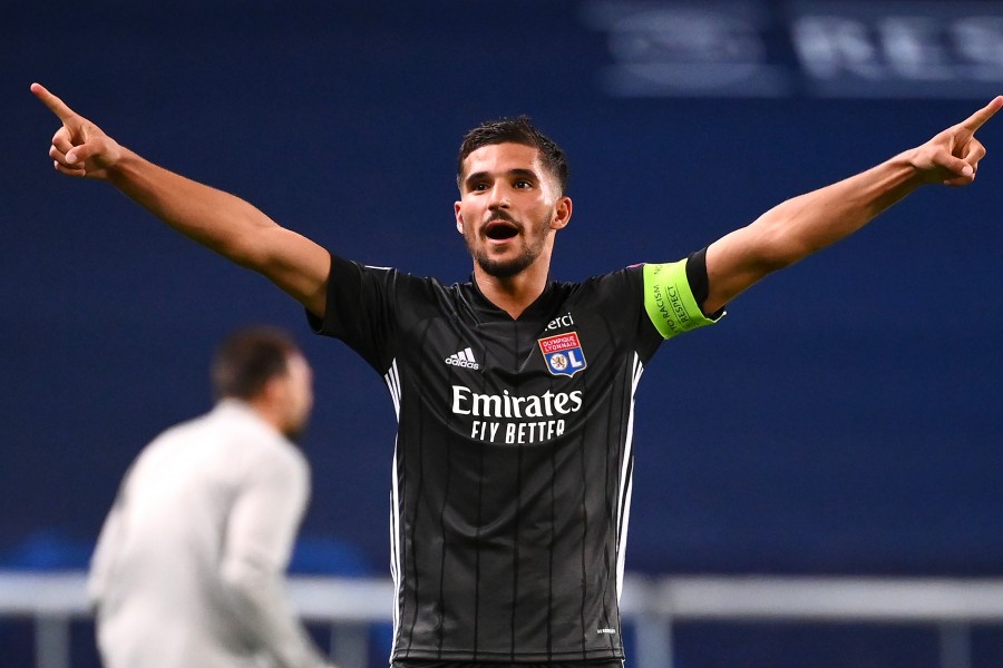 Houssem Aouar in azione con la maglia del Lione