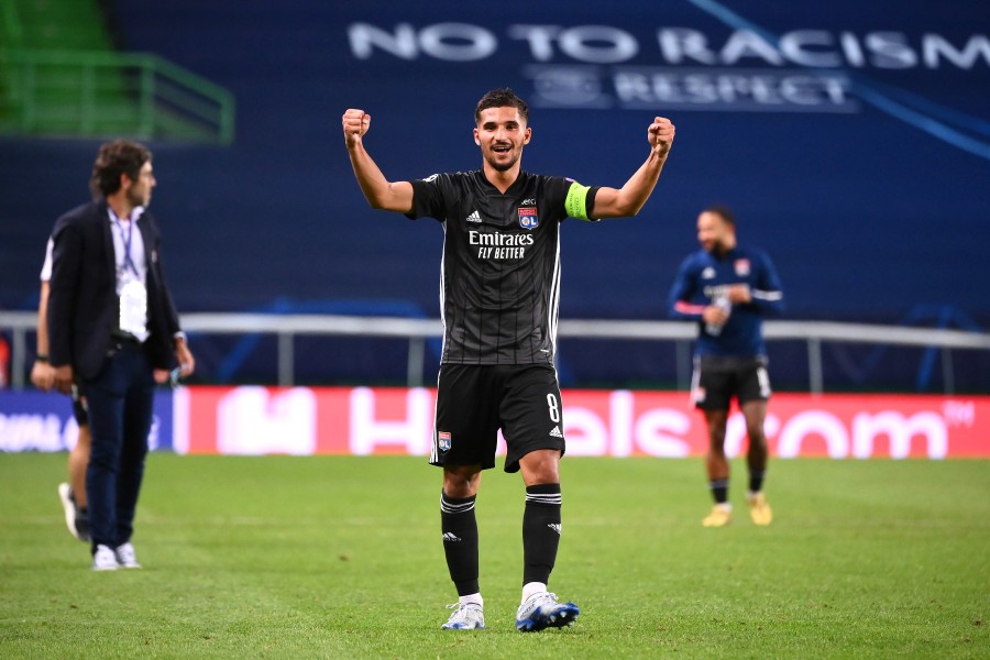 Houssem Aouar in campo con la maglia del Lione