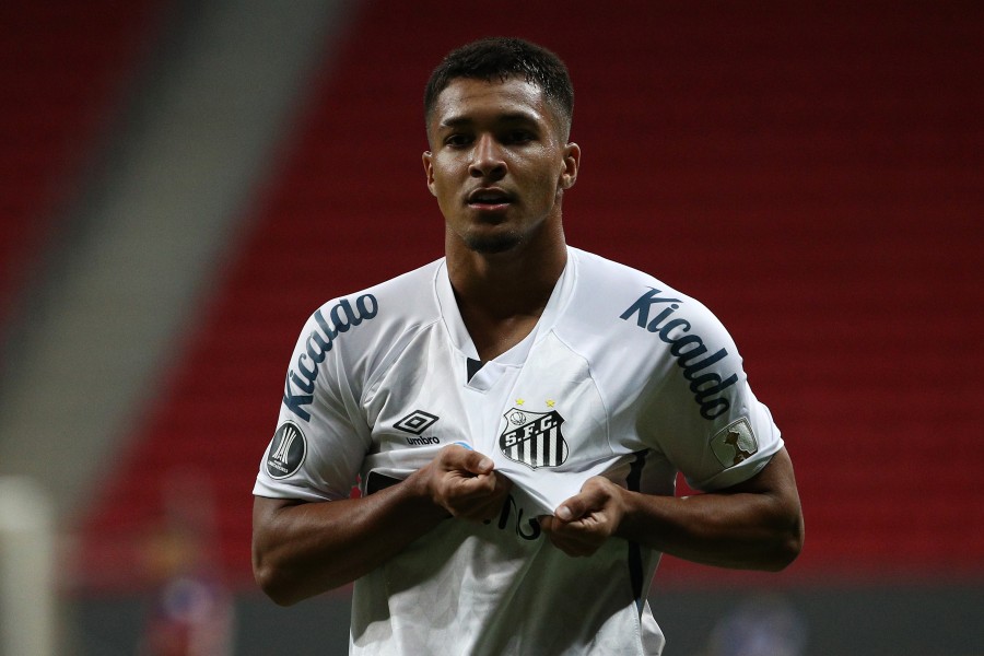 Marcos Leonardo durante una partita del Santos