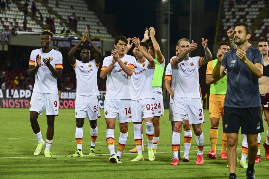 La Roma sotto al settore ospiti al termine di Salernitana-Roma 