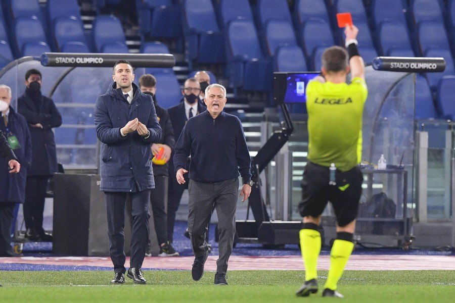Arbitro che espelle Mourinho durante una partita
