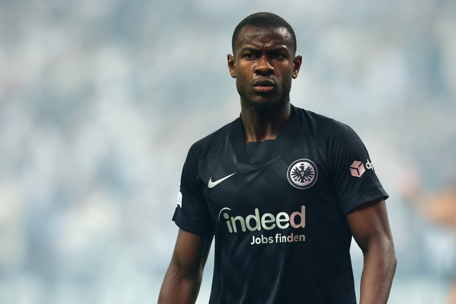 Evan Ndicka con la maglia dell'Eintracht Francoforte