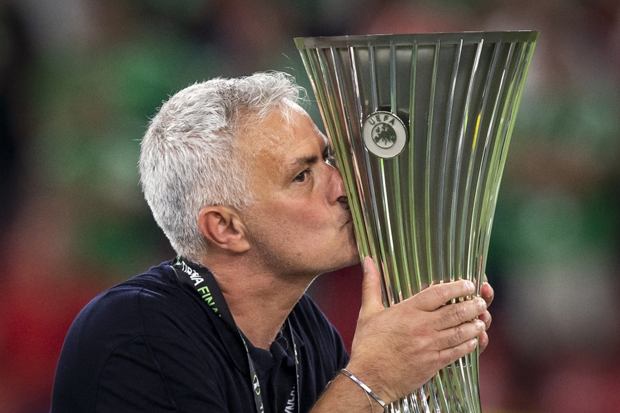 Mourinho bacia la coppa della Conference League 