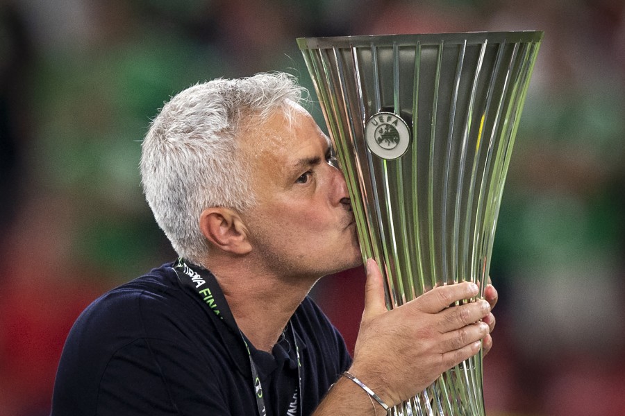 José Mourinho con la coppa della Conference League