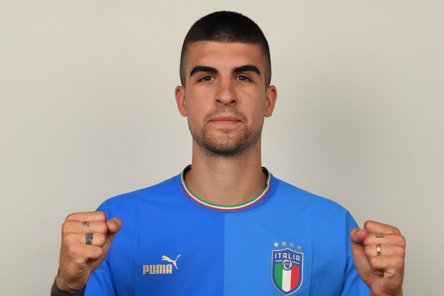 Gianluca Mancini durante uno shooting con la nazionale italiana