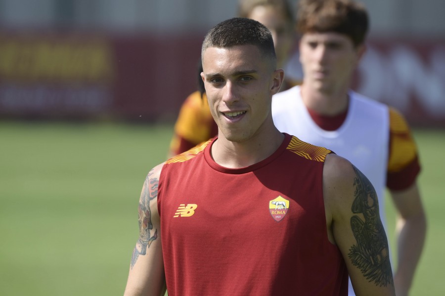 Riccardo Calafiori durante un allenamento a Trigoria