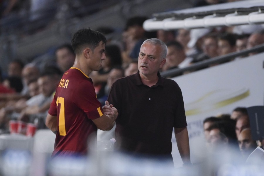 Dybala e Mourinho contro il Tottenham (As Roma via Getty Images)