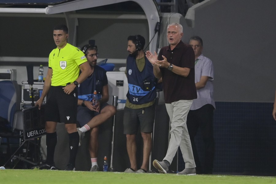 Mourinho incoraggia la squadra durante la partita col Tottenham 