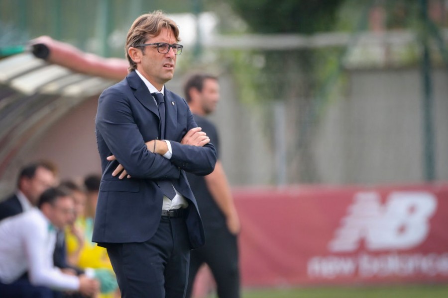 Federico Guidi, allenatore della Roma Primavera, durante una partita