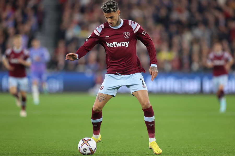 Gianluca Scamacca con la maglia del West Ham 