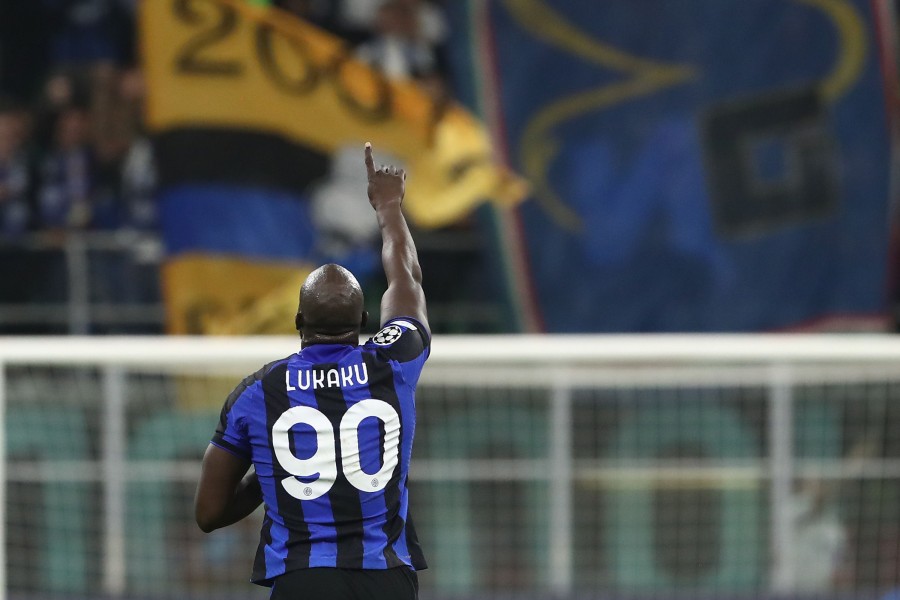 Romelu Lukaku esulta con la maglia dell'Inter