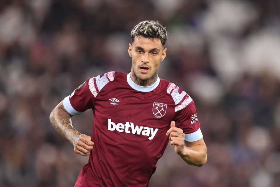 Gianluca Scamacca con la maglia del West Ham