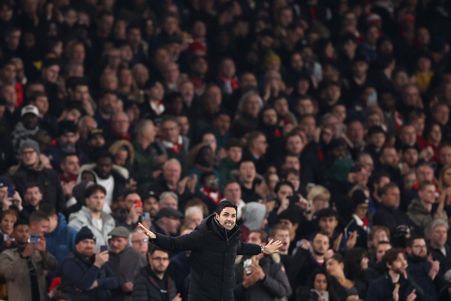 Il tecnico dell'Arsenal Arteta davanti alla tribuna dell'Emirates Stadium